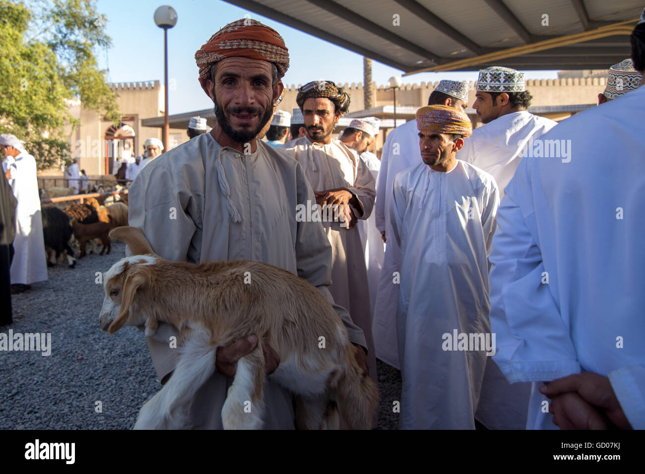 NIZWA, OMAN - le 24 avril 2015:les hommes à la traditionnelle omanaise marché au bétail ou dans le souk de Nizwa, Oman. Banque D'Images