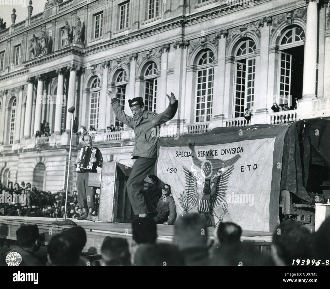 Où les rois de France une fois vécu, Fred Astaire danse pour les soldats américains dans le jardin du palais de Versailles, France, lors d'un usage montrent pour les troupes. Banque D'Images