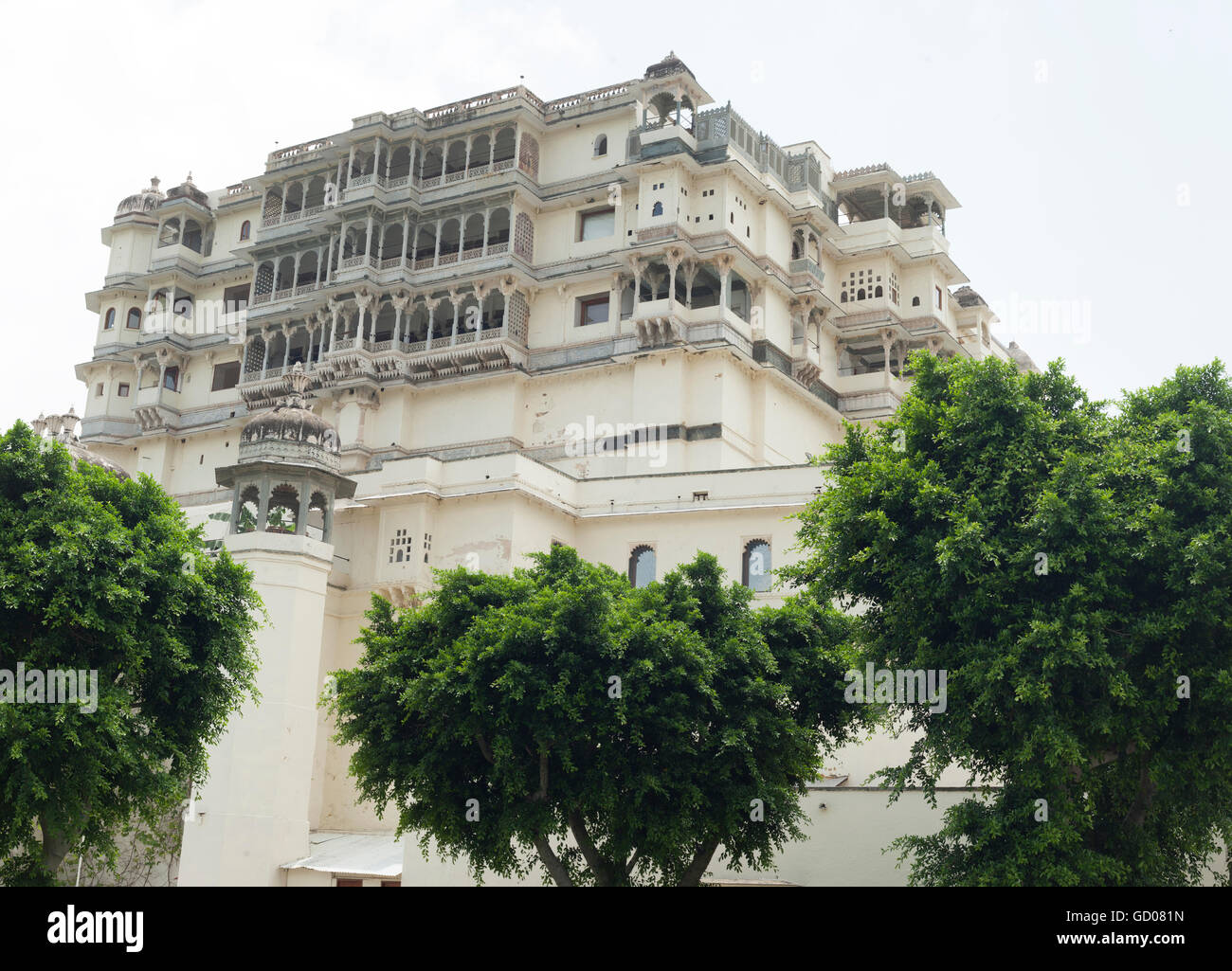 Installé dans un imposant palais du xviiie siècle, ce patrimoine, tous-suit hotel est situé sur une colline surplombant la ville de Delwara Banque D'Images