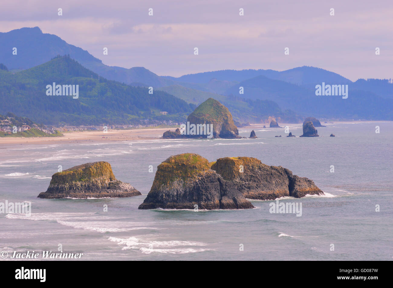 Avis de Cannon Beach et Haystack Rock ainsi que d'autres formations rocheuses de parc d'état d'Ecola, Oregon Banque D'Images