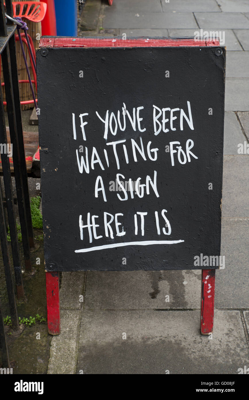 "Si vous avez été en attente d'un signe, c'est ici' affiche à l'extérieur d'un café d'Édimbourg. Banque D'Images
