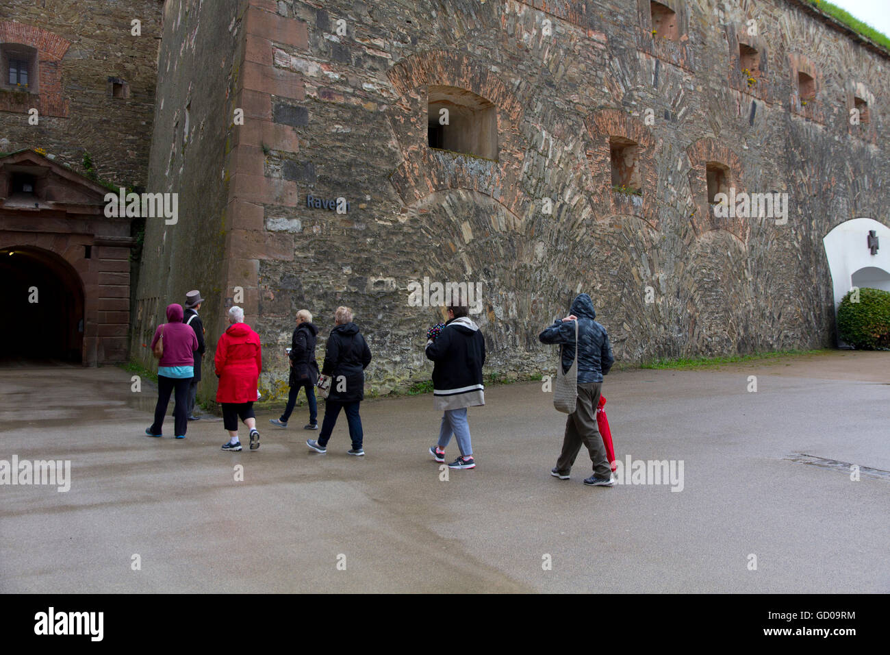 Une visite de la forteresse Ehrenbreitstein, conduite par un acteur en costume/guide qui prend sur la personnalité de John Humfrey, un officier britannique. Banque D'Images