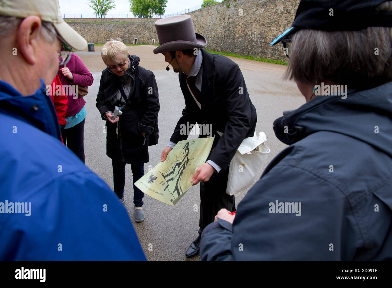 Une visite de la forteresse Ehrenbreitstein, conduite par un acteur en costume/guide qui prend sur la personnalité de John Humfrey, un officier britannique. Banque D'Images