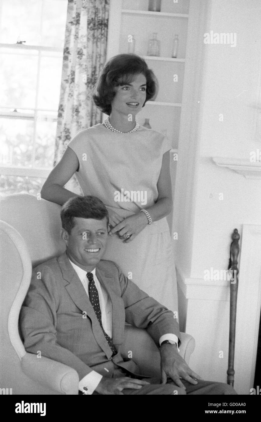 Le sénateur John F. Kennedy avec Jackie à Hyannis Port Banque D'Images