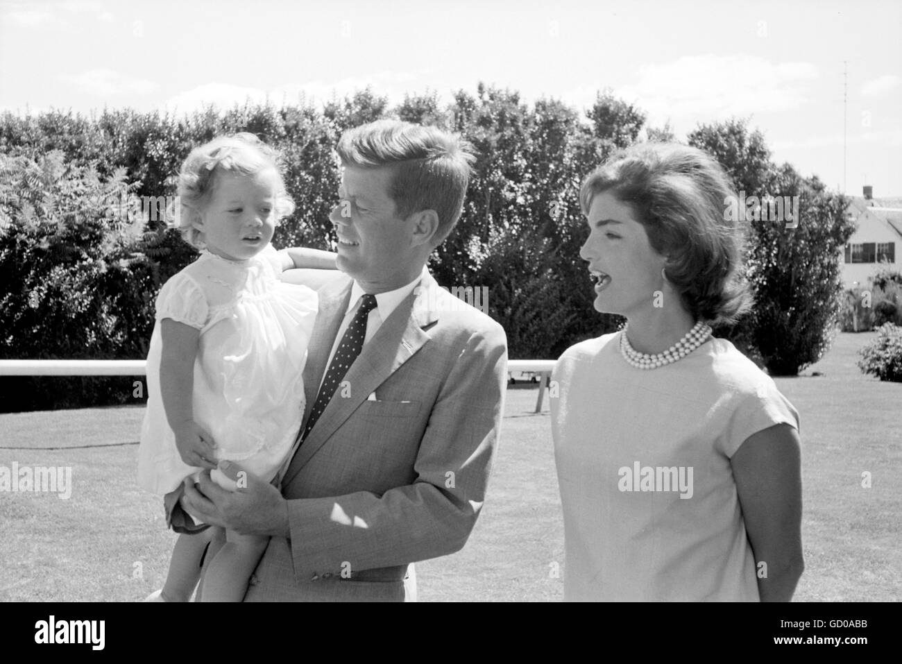 Le sénateur John F. Kennedy avec Jackie et Caroline à Hyannis Port Banque D'Images