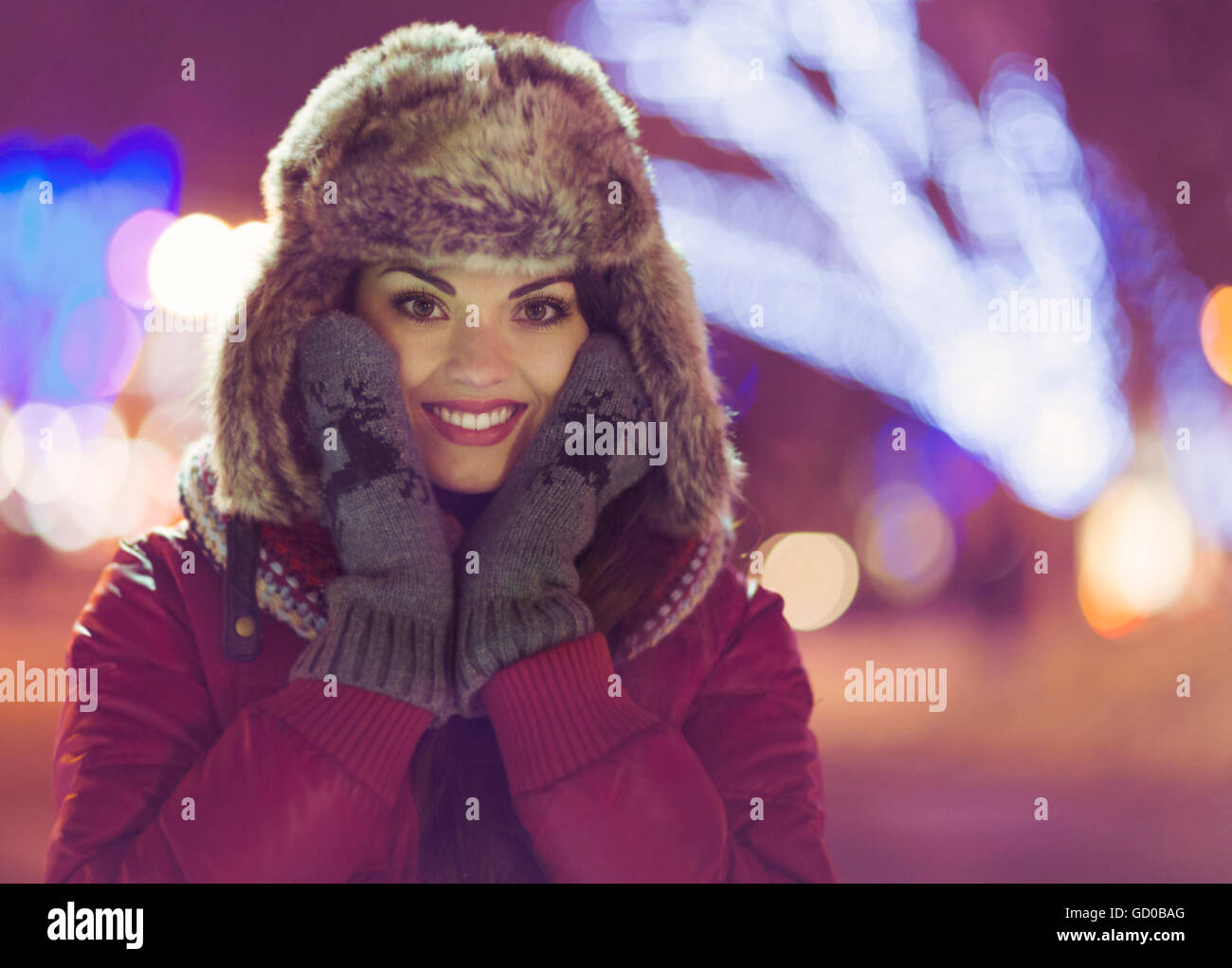 Portrait of young Pretty woman outdoor en hiver sur les lumières de Noël Banque D'Images