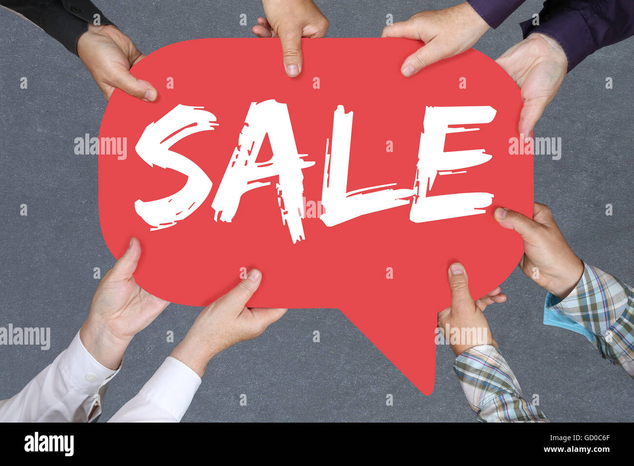 Groupe de personnes tenant avec les mains le mot vente shopping offre spéciale Banque D'Images