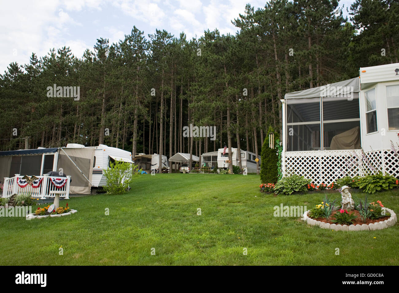 Un nouveau Hampshire trailer park pour l'été Le camping dispose d'une place de parking pour la saison. Banque D'Images