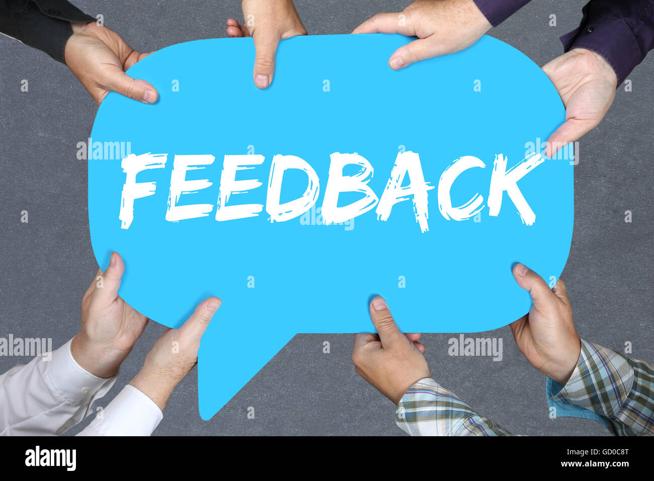 Groupe de personnes tenant avec les mains le mot feedback contact service à la clientèle sondage d'opinion, d'examiner Banque D'Images Groupe de personnes tenant avec les mains le mot feedback contact service à la clientèle sondage d'opinion, d'examiner Banque D'Images