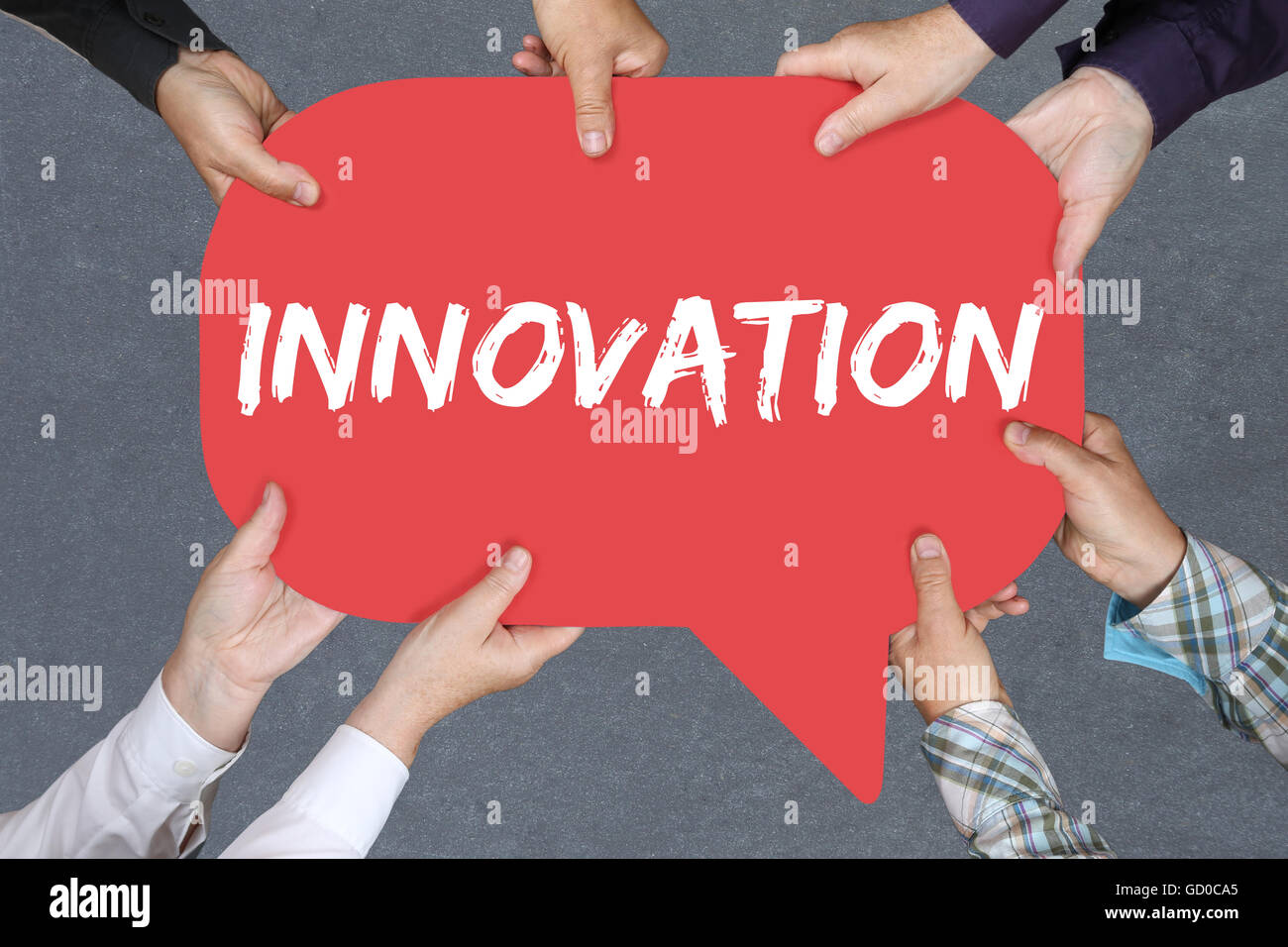 Groupe de personnes tenant avec les mains le mot innovation leadership succès succès idée concept d'affaires gagnant innover crea Banque D'Images