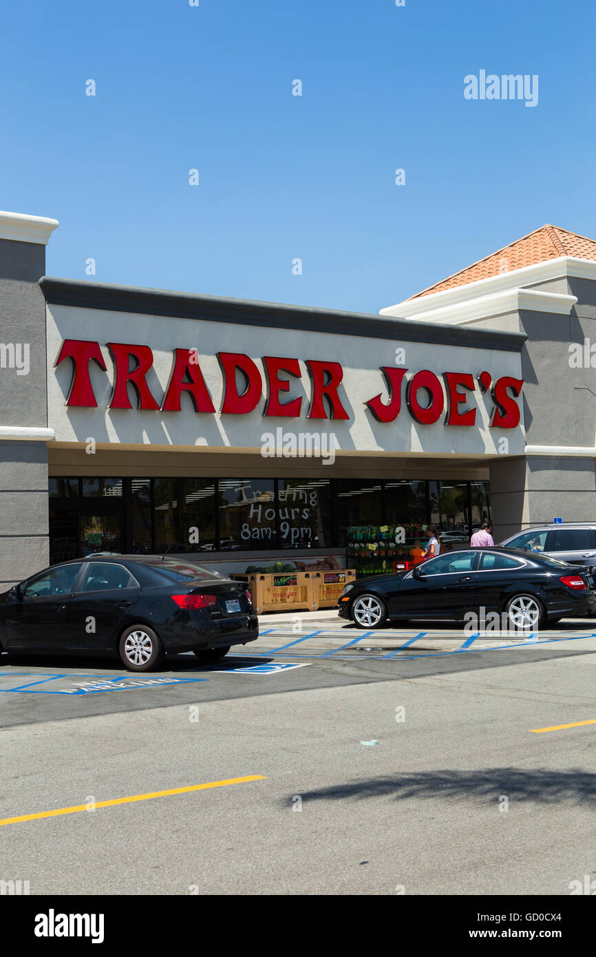 Extérieur de la boutique d'épicerie Trader Joes à Tustin en Californie Banque D'Images