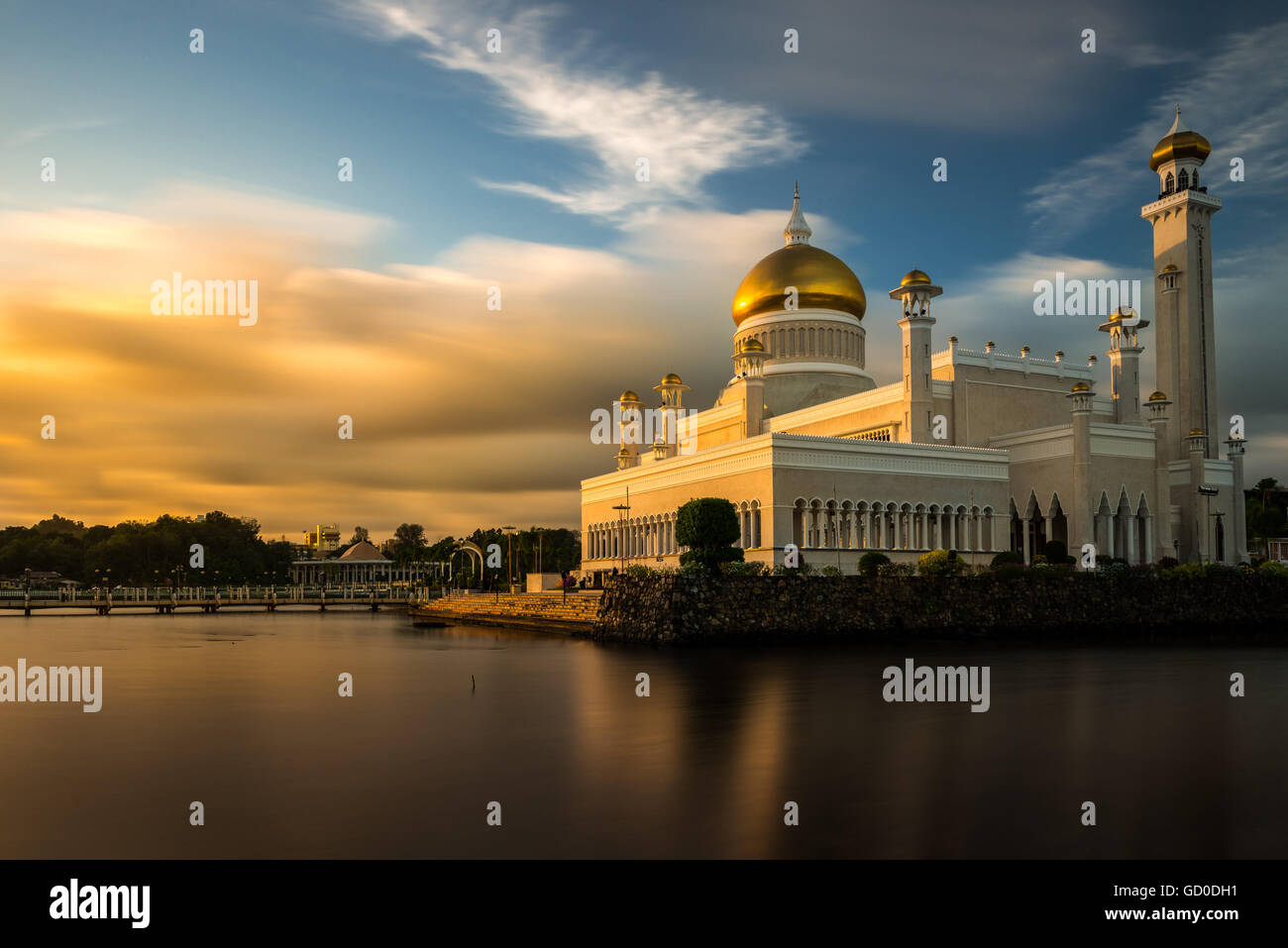 Fin d'après-midi, coucher de soleil sur Bandar Seri Begawan, Brunei, et frappe la façade de la mosquée de Sultan Omar Ali Saifuddin. Banque D'Images