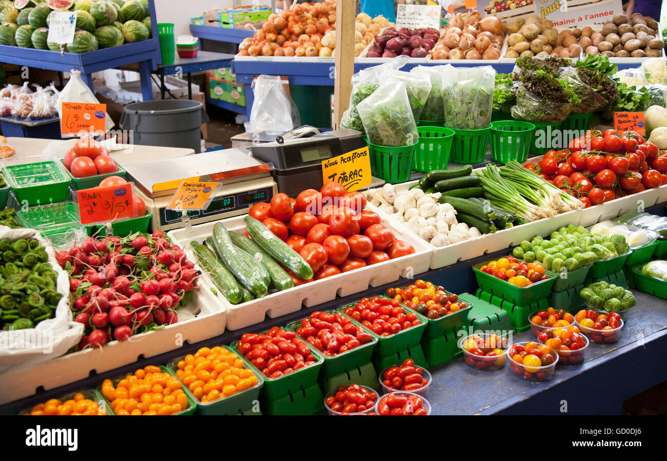 Montréal - le 28 mai 2016 : Marche Atwater est un marché avec des boucheries, charcuteries et d'autres fournisseurs, plus les produits locaux & s Banque D'Images