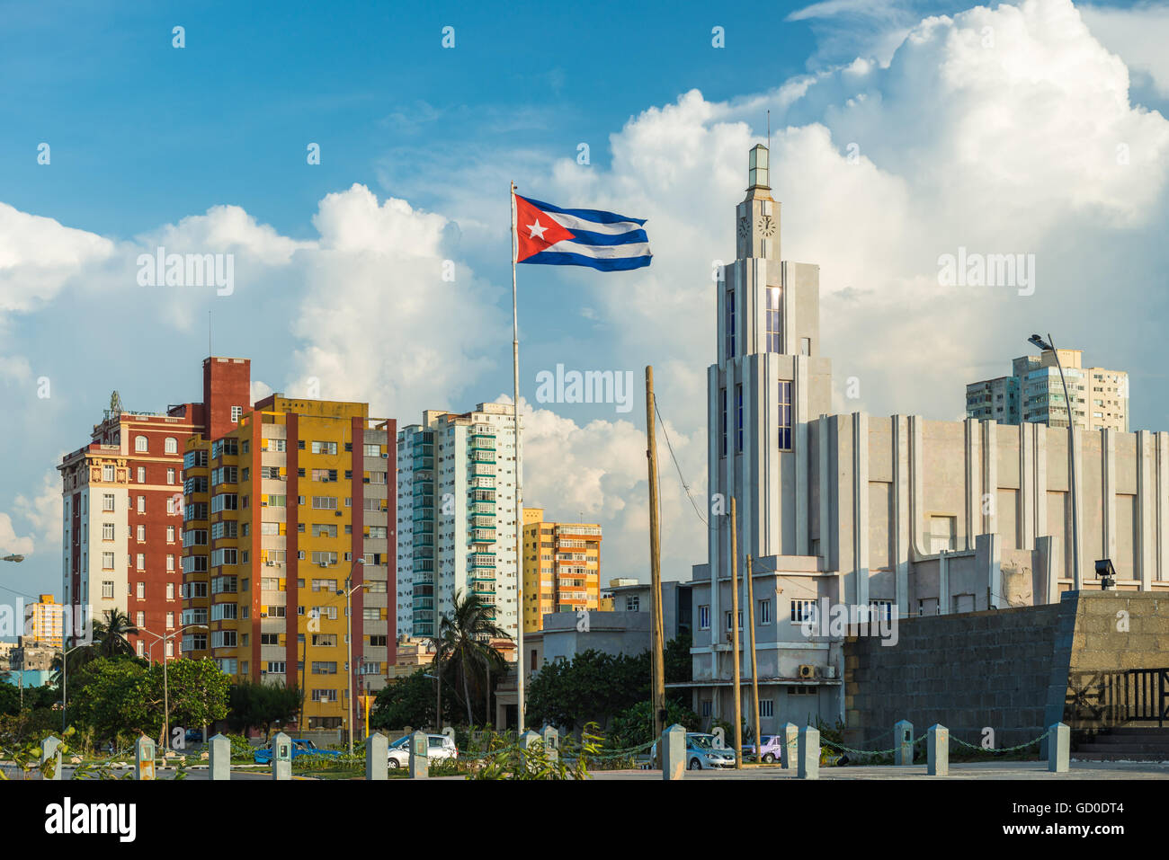 Un drapeau flotte au-dessus des rues de la quartier Vedado à La Havane, Cuba. Banque D'Images