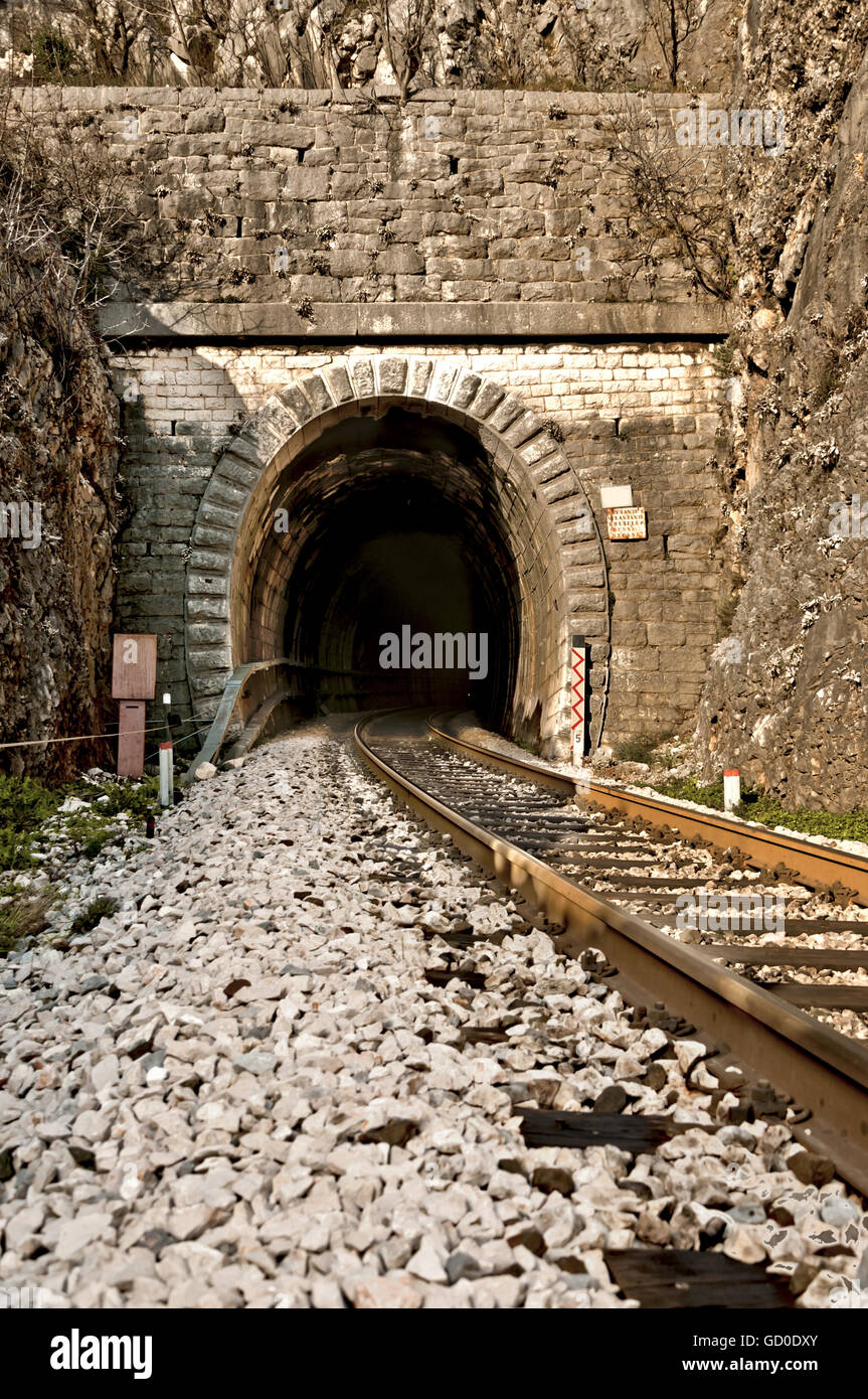 Les voies ferrées et les vieux en entrée du tunnel de l'arrière-pays dalmate près de Rovinj, Istrie, Croatie Banque D'Images