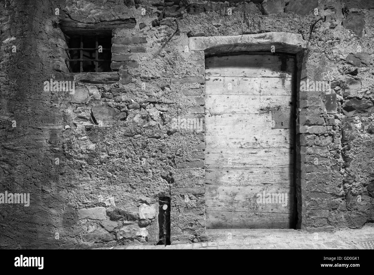 Noir et blanc - Vieille porte et fenêtre de l'immeuble en brique Banque D'Images