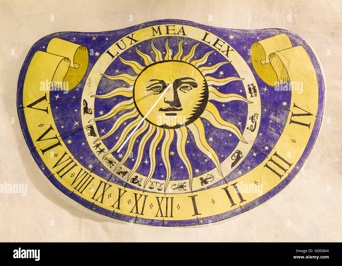 Horloge cadran solaire sur l'ancien mur de la maison en Italie - Riva di Solto - Banque D'Images