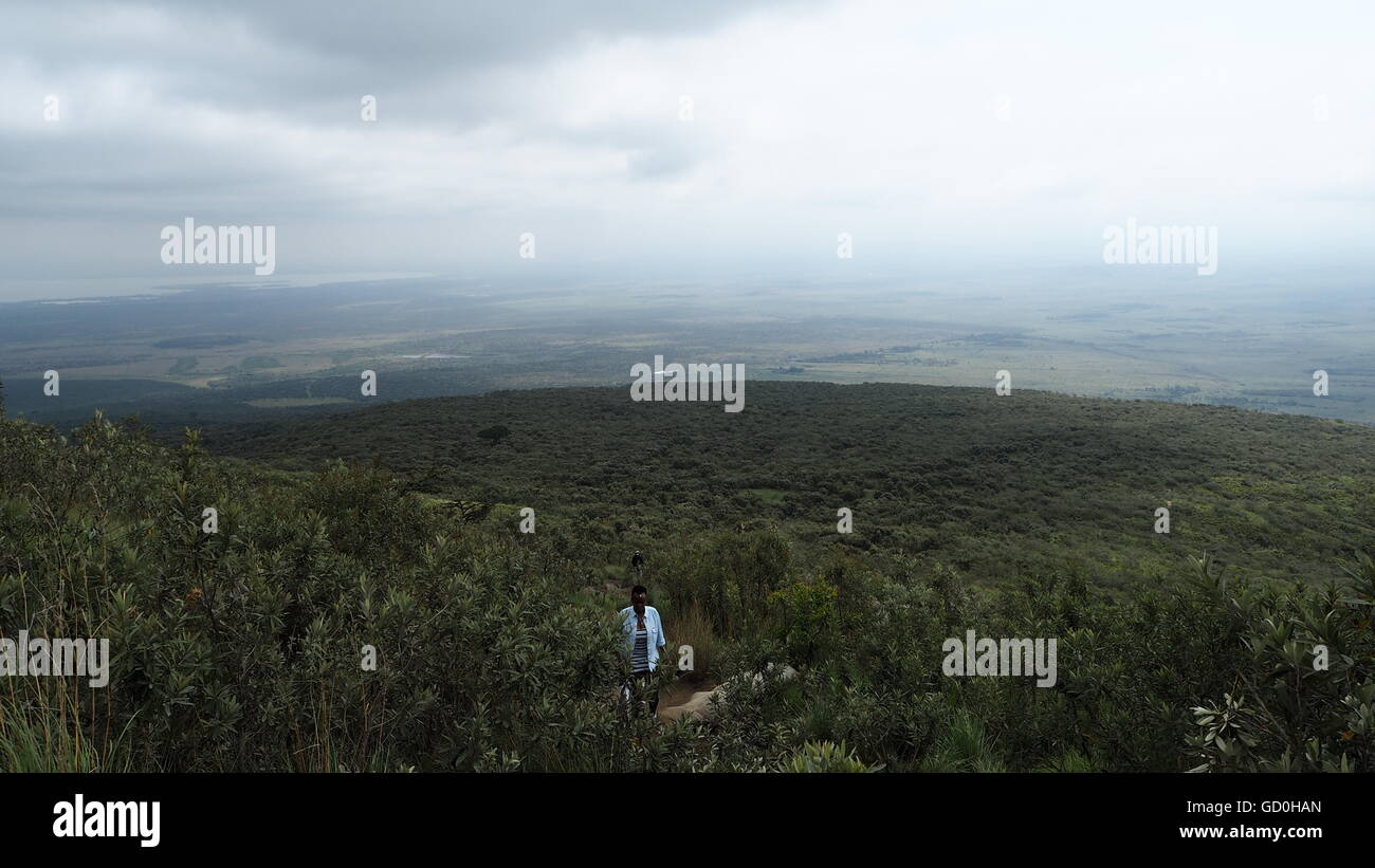 Nairobi. 09 juillet 2016. Photo prise le 9 juillet 2016 montre une vue sur le mont Longonot Parc National dans la Great Rift Valley, près de Nairobi, capitale du Kenya. Le mont Longonot est la plus haute montagne volcanique dans la vallée du Grand Rift, à environ 2 800 mètres au-dessus du niveau de la mer. Le stratovolcan dormant est l'un des plus jeunes volcans du monde, formé à partir de l'une des éruptions colossales qui devint connu comme la Grande Vallée du Rift. © Zhu Shaobin/Xinhua/Alamy Live News Banque D'Images
