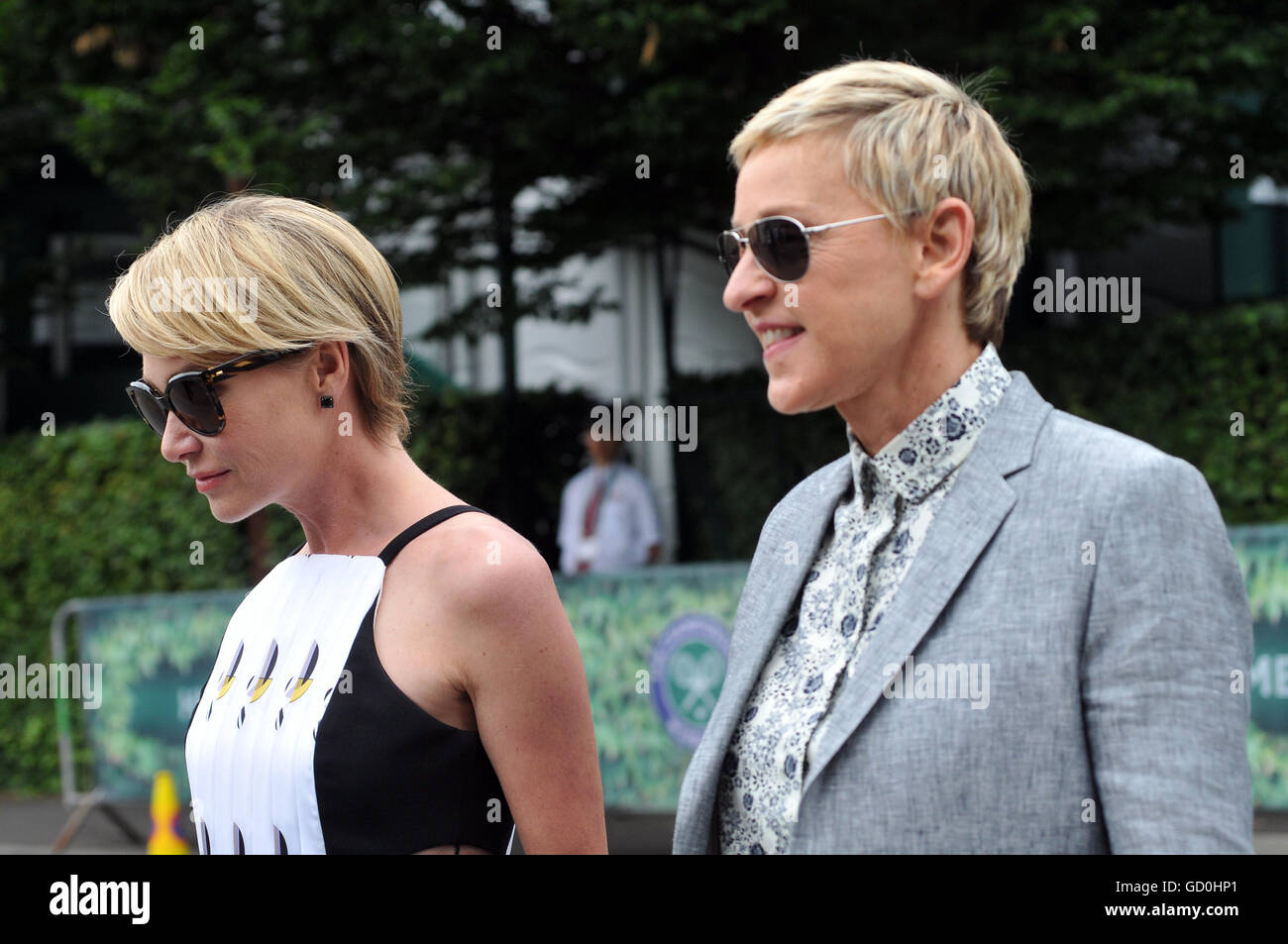 Londres, Royaume-Uni. 09 juillet, 2016. Wimbledon tennis club, Londres, Royaume-Uni, le 9 juillet 2016 avec Ellen DeGeneres épouse Portia de Rossi arrive pour la finale dames 2016 WLTCC au Crédit : JOHNNY ARMSTEAD/Alamy Live News Banque D'Images