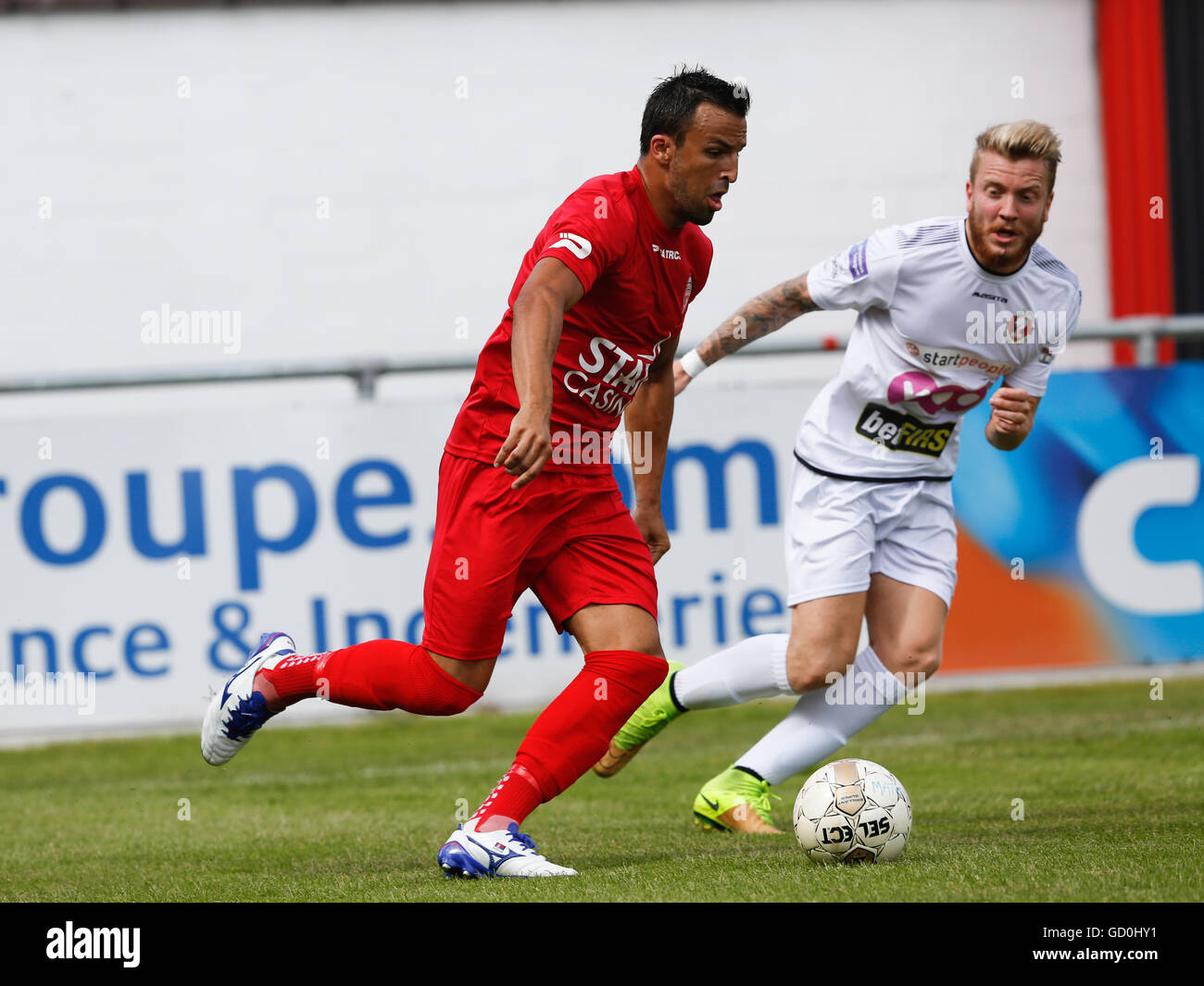 Seraing, Belgique. 9 Jul 2016. Les joueurs se font concurrence pour la balle pendant la Coupe Friendly entre RFC Seraing et Excel Royal Mouscron qui a eu lieu à Seraing, Belgique. Crédit : Frédéric de Laminne/Alamy Live News Banque D'Images