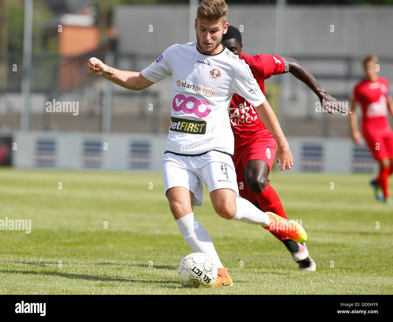 Seraing, Belgique. 9 Jul 2016. Le RFC Seraing Lucas TOUSSAINT (# 4) entraîne la balle lors de l'amical de football entre le RFC Seraing et Excel Royal Mouscron qui a eu lieu à Seraing, Belgique. Crédit : Frédéric de Laminne/Alamy Live News Banque D'Images