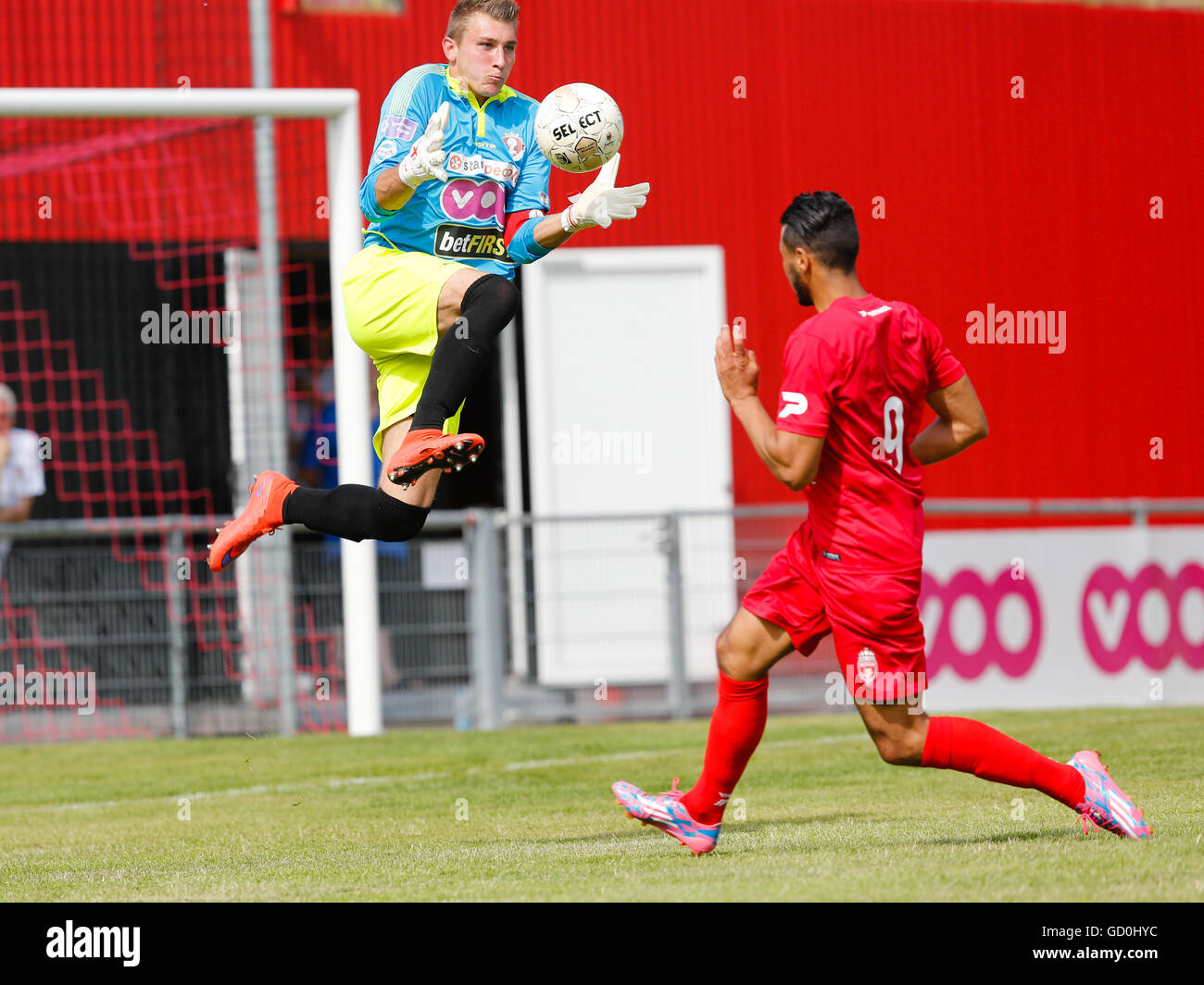 Seraing, Belgique. 9 Jul 2016. Le RFC Seraing Maxime MIGNON (# 18) sauts pour une sauvegarde lors de l'amical de football entre le RFC Seraing et Excel Royal Mouscron qui a eu lieu à Seraing, Belgique. Crédit : Frédéric de Laminne/Alamy Live News Banque D'Images