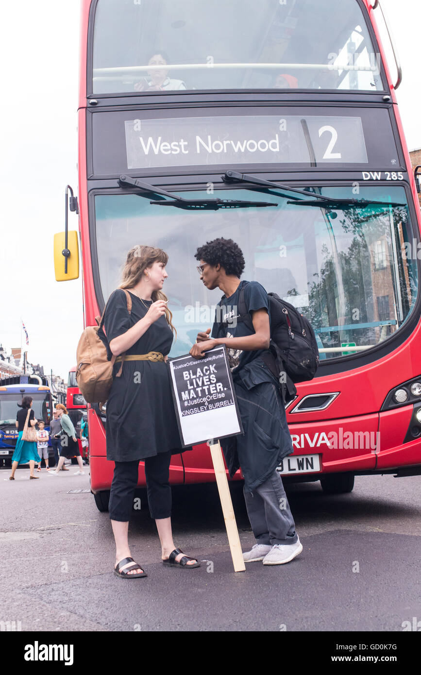 Brixton, Londres, Royaume-Uni. 9 juillet 2016. Jeunes manifestants de bloquer un bus sur Brixton high street. Des centaines de vies noir Question partisans ont marché sur le poste de police local avant qu'un sit-in de protestation sur Brixton High Street qui a rues de Londres à l'arrêt. La marche est en réponse à la fusillade mortelle de Philando Castille au Minnesota et Alton Sterling en Louisiane. Credit : Nicola Ferrari/Alamy Live News. Banque D'Images