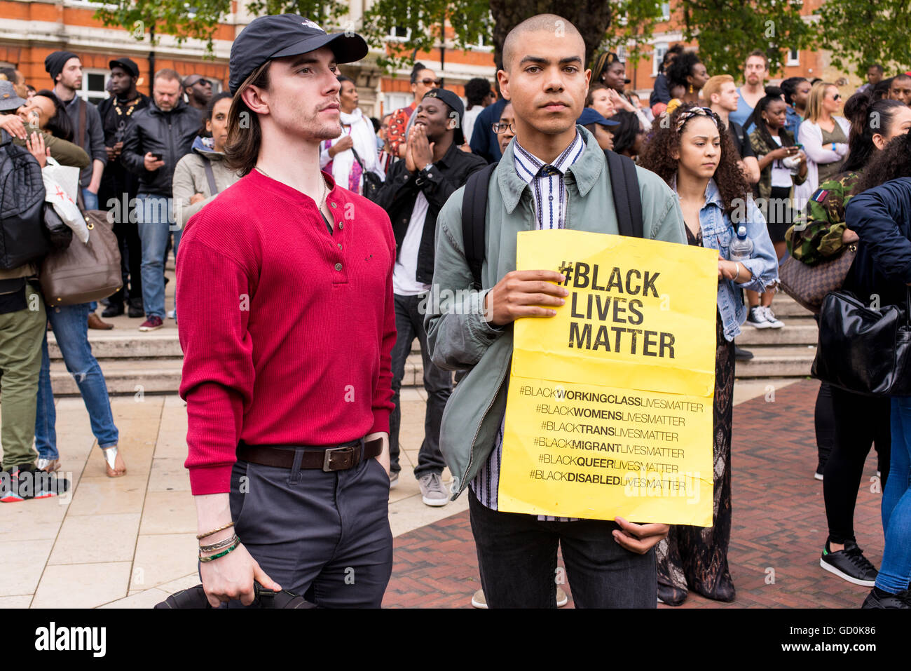 Brixton, Londres, Royaume-Uni. 9 juillet 2016. Jeunes manifestants tenant une affiche Black vit à l'appui. Des centaines de vies noir Question partisans ont marché sur le poste de police local avant qu'un sit-in de protestation sur Brixton High Street qui a rues de Londres à l'arrêt. La marche est en réponse à la fusillade mortelle de Philando Castille au Minnesota et Alton Sterling en Louisiane. Credit : Nicola Ferrari/Alamy Live News. Banque D'Images