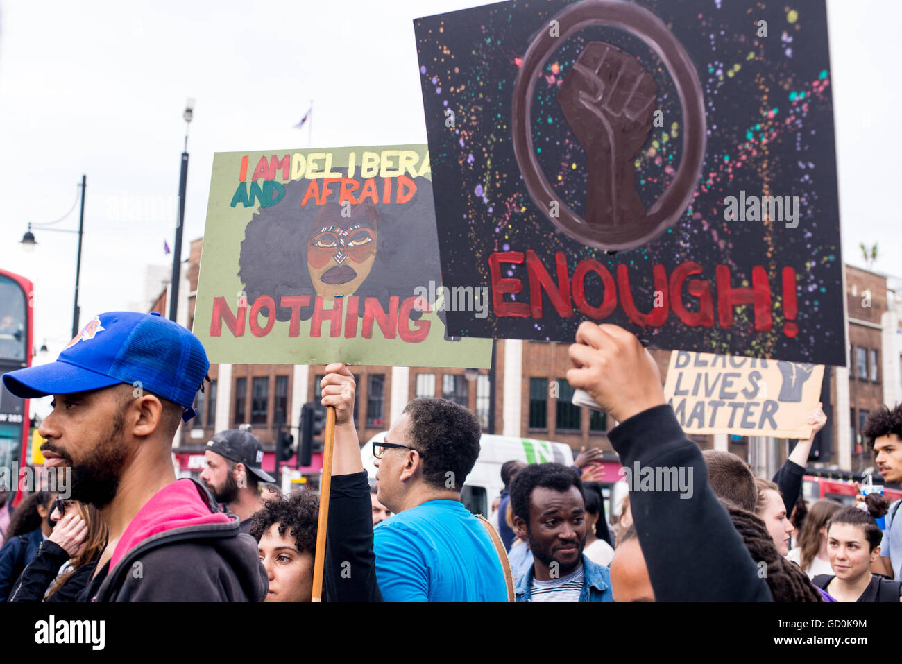 Brixton, Londres, Royaume-Uni. 9 juillet 2016. Les affiches Black vit question. Des centaines de vies noir Question partisans ont marché sur le poste de police local avant qu'un sit-in de protestation sur Brixton High Street qui a rues de Londres à l'arrêt. La marche est en réponse à la fusillade mortelle de Philando Castille au Minnesota et Alton Sterling en Louisiane. Credit : Nicola Ferrari/Alamy Live News. Banque D'Images