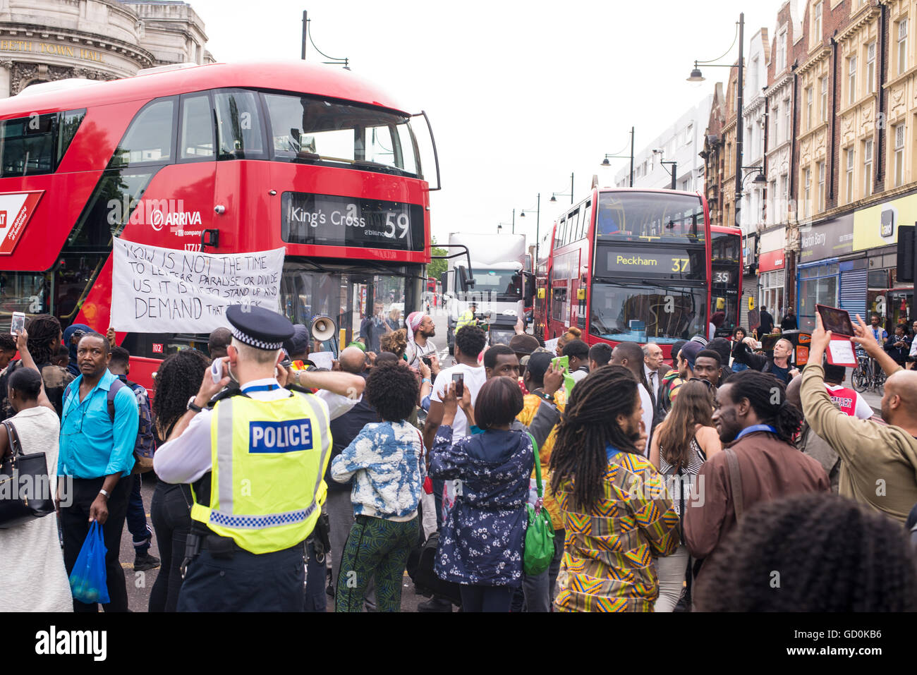 Brixton, Londres, Royaume-Uni. 9 juillet 2016. L'arrêt de bus par Black Live Questions protestataires. Des centaines de vies noir Question partisans ont marché sur le poste de police local avant qu'un sit-in de protestation sur Brixton High Street qui a rues de Londres à l'arrêt. La marche est en réponse à la fusillade mortelle de Philando Castille au Minnesota et Alton Sterling en Louisiane. Credit : Nicola Ferrari/Alamy Live News. Banque D'Images
