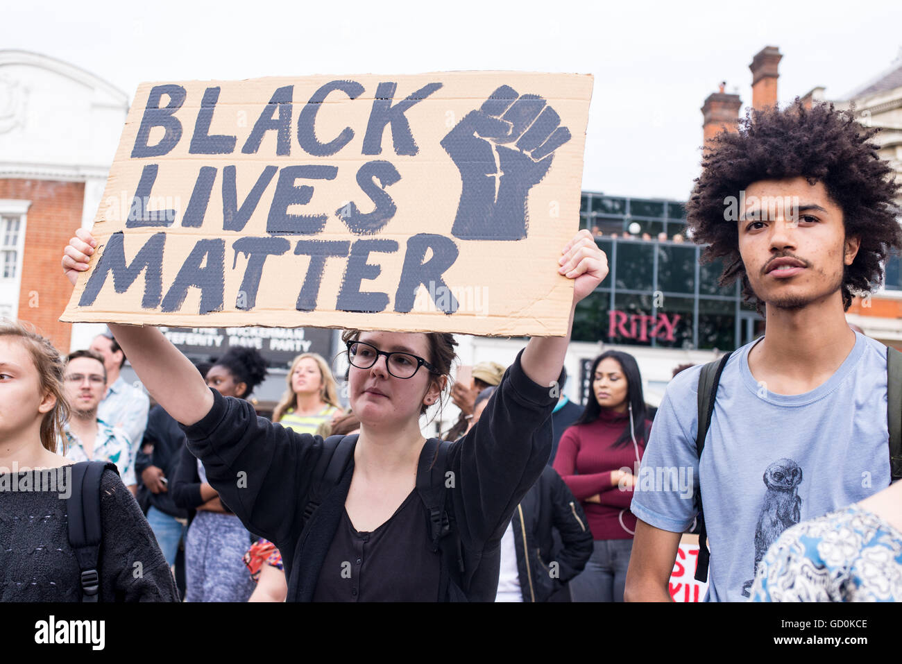 Brixton, Londres, Royaume-Uni. 9 juillet 2016. Jeunes manifestants tenant une affiche en faveur de l'affaire Black vit. Des centaines de vies noir Question partisans ont marché sur le poste de police local avant qu'un sit-in de protestation à Brixton High Street qui a rues de Londres à l'arrêt. La marche est en réponse à la fusillade mortelle de Philando Castille au Minnesota et Alton Sterling en Louisiane. Credit : Nicola Ferrari/Alamy Live News. Banque D'Images