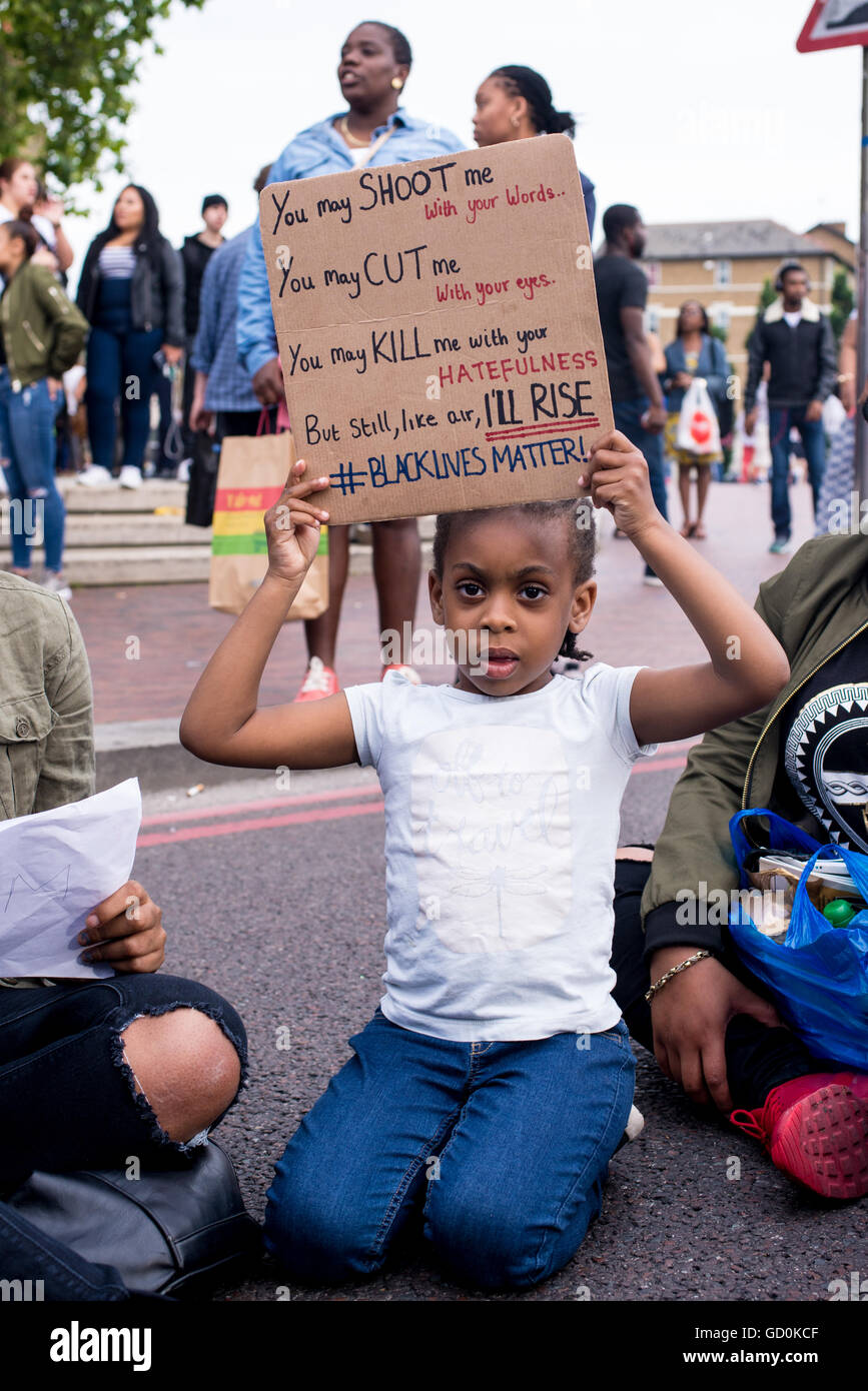 Brixton, Londres, Royaume-Uni. 9 juillet 2016. Enfant Noir tenant une affiche en faveur de la population noire de l'homme. Des centaines de vies noir Question partisans ont marché sur le poste de police local avant qu'un sit-in de protestation sur Brixton High Street qui a rues de Londres à l'arrêt. La marche est en réponse à la fusillade mortelle de Philando Castille au Minnesota et Alton Sterling en Louisiane. Credit : Nicola Ferrari/Alamy Live News. Banque D'Images