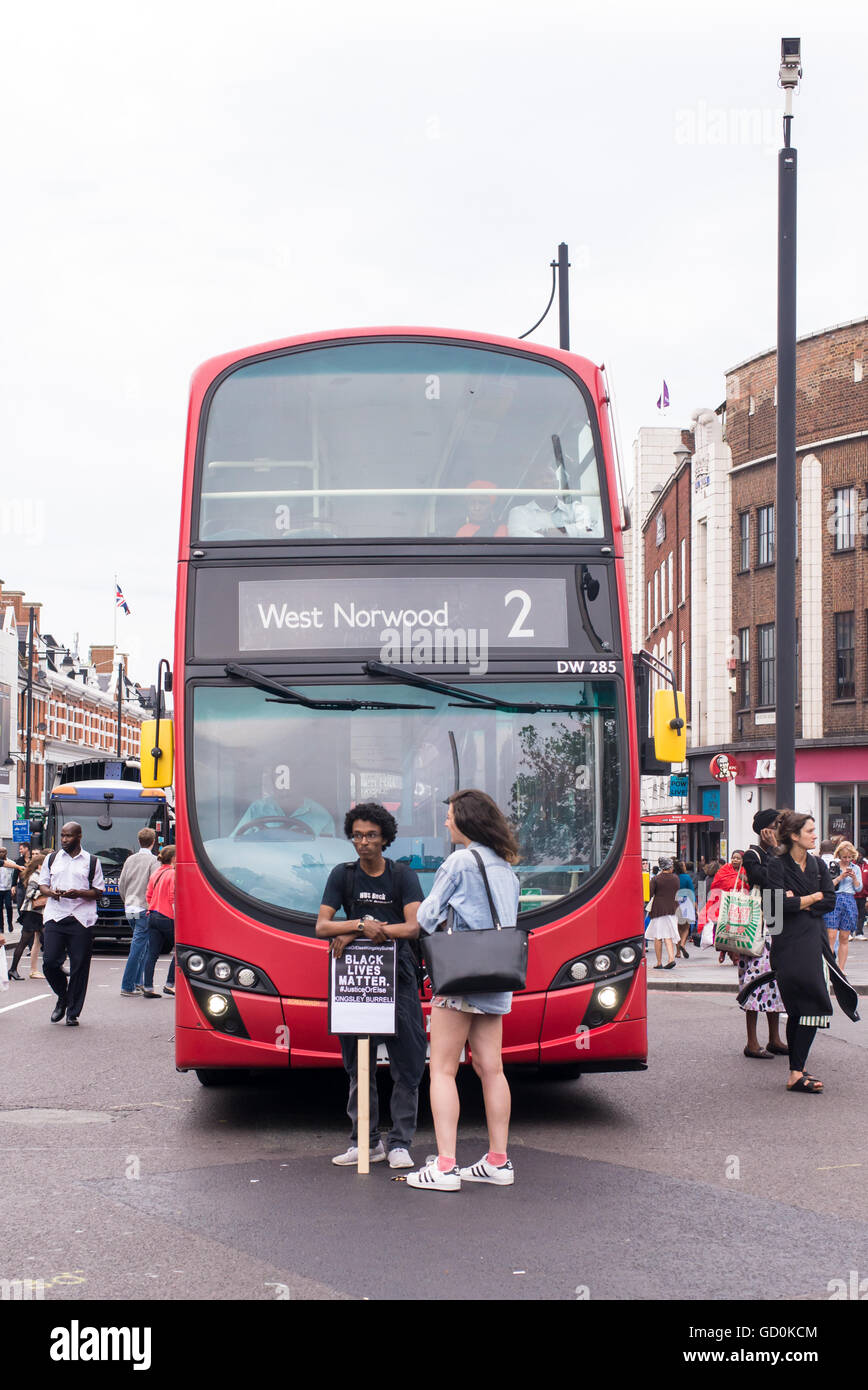 Brixton, Londres, Royaume-Uni. 9 juillet 2016. Jeunes manifestants de bloquer un bus sur Brixton high street. Des centaines de vies noir Question partisans ont marché sur le poste de police local avant qu'un sit-in de protestation sur Brixton High Street qui a rues de Londres à l'arrêt. La marche est en réponse à la fusillade mortelle de Philando Castille au Minnesota et Alton Sterling en Louisiane. Credit : Nicola Ferrari/Alamy Live News. Banque D'Images