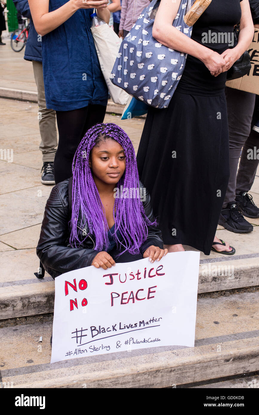 Brixton, Londres, Royaume-Uni. 9 juillet 2016. Les jeunes manifestant assis dans la rue. Des centaines de vies noir Question partisans ont marché sur le poste de police local avant qu'un sit-in de protestation sur Brixton High Street qui a rues de Londres à l'arrêt. La marche est en réponse à la fusillade mortelle de Philando Castille au Minnesota et Alton Sterling en Louisiane. Credit : Nicola Ferrari/Alamy Live News. Banque D'Images