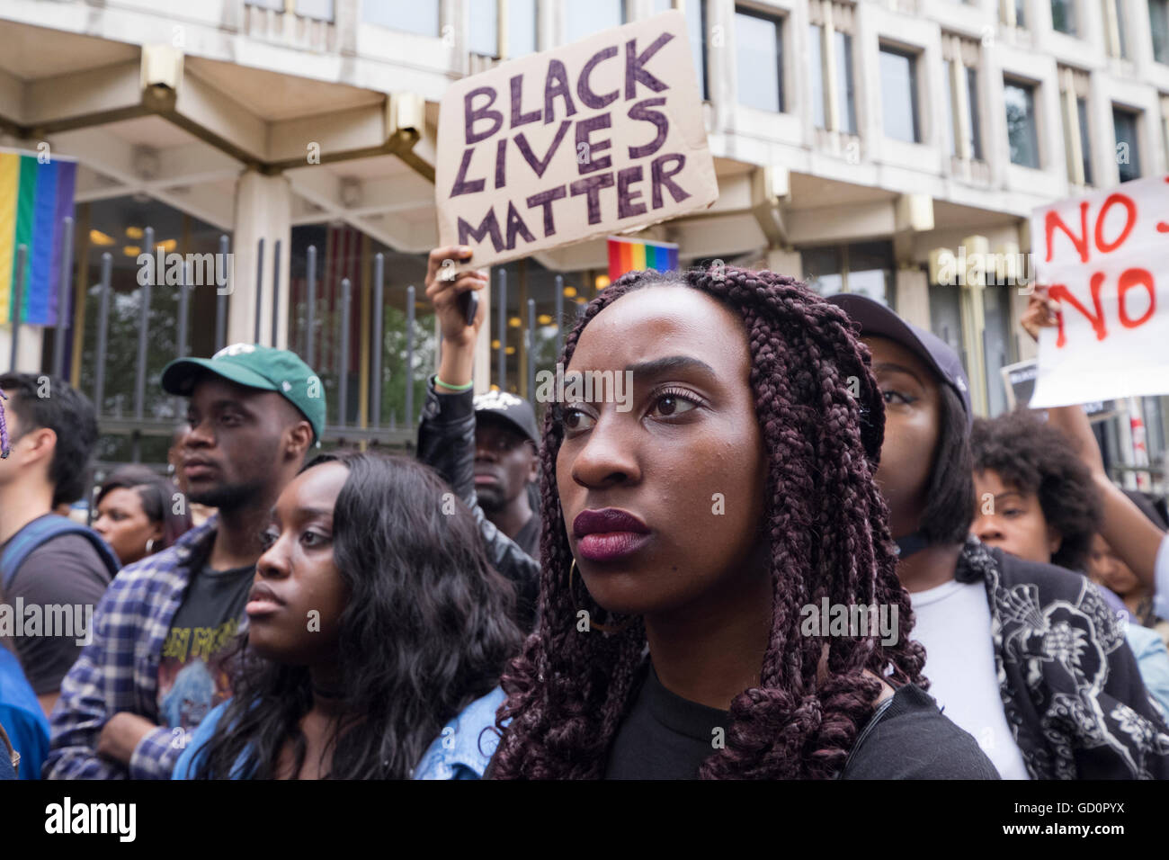 Londres, Royaume-Uni. 10 juillet, 2016. "Black vit" ! Plus de mille personnes ont marché d'Oxford Street et à la place du Parlement outrés par la brutalité de la police aux États-Unis après l'assassinat de deux policiers - l'un des hommes noirs dans le Minnesota et un en Louisiane. "Hands up Don't Shoot" photos par Janine Wiedel 10.7.16 London Crédit : Janine Wiedel Photothèque/Alamy Live News Banque D'Images