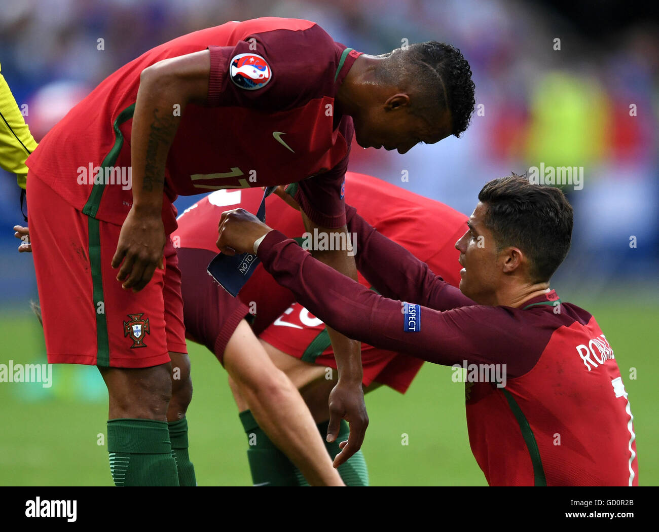 Saint Denis France 10 Juillet 2016 Le Portugal De Cristiano Ronaldo Blesse Donne Le Bandeau De Capitaine A Son Coequipier Nani L Au Cours De L Uefa Euro 2016 Football Match De Finale Entre