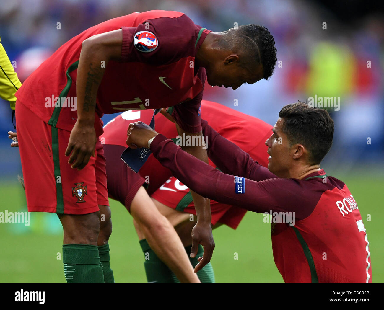 Saint-Denis, France. 10 juillet, 2016. Le Portugal de Cristiano Ronaldo  blessé donne le bandeau de capitaine à son coéquipier Nani (L) au cours de  l'UEFA EURO 2016 football match de finale entre