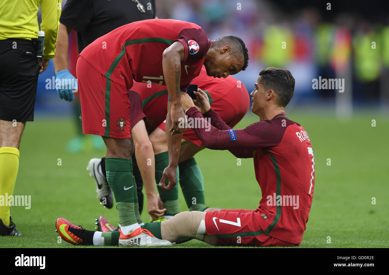 Saint-Denis, France. 10 juillet, 2016. Le Portugal de Cristiano Ronaldo  blessé donne le bandeau de capitaine à son coéquipier Nani (L) au cours de  l'UEFA EURO 2016 football match de finale entre