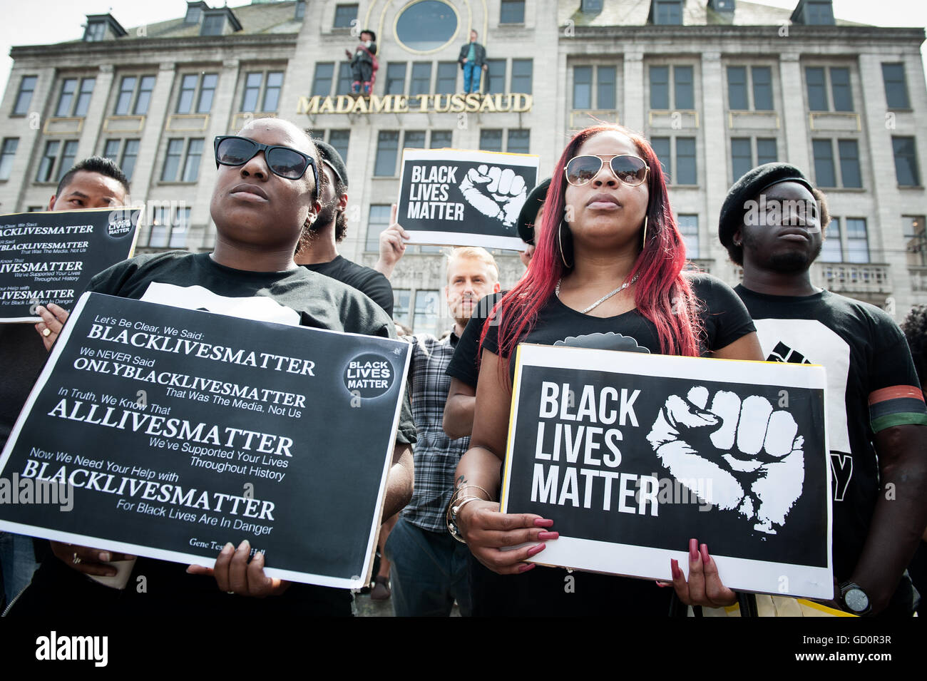 Amsterdam, Pays-Bas. 10 juillet, 2016. Environ 400 manifestants se sont réunis cet après-midi pour une vie noir Question de protester contre le barrage d'Amsterdam. Le groupe a protesté contre la violence policière. La cause immédiate de la manifestation a été la poursuite de la violence policière contre les Noirs américains aux États-Unis et aussi dans les Pays-Bas. La manifestation était organisée pour une femme, Anna Hammond via Facebook. Avec le texte sur les signes et leurs vêtements, les manifestants ont voulu exprimer leur mécontentement face à la violence dans le nous. Credit : Romy Arroyo Fernandez/Alamy Live News Banque D'Images