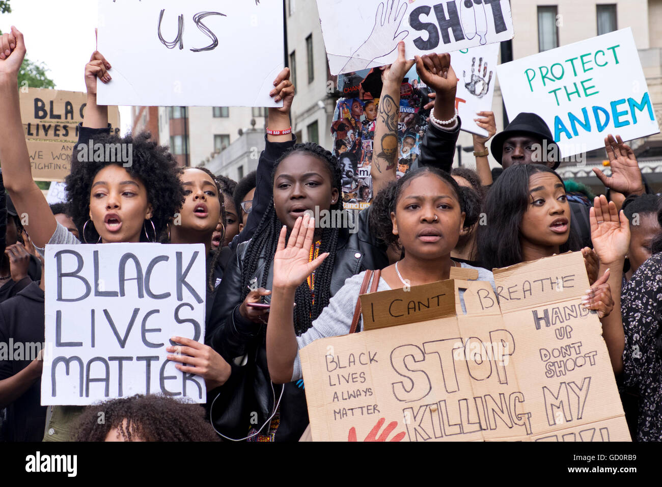 Londres, Royaume-Uni. 10 juillet, 2016. "Black vit" ! Plus de mille personnes ont marché d'Oxford Street et à la place du Parlement outrés par la brutalité de la police aux États-Unis après l'assassinat de deux policiers - l'un des hommes noirs dans le Minnesota et un en Louisiane. "Hands up Don't Shoot" photos par Janine Wiedel 10.7.16 London Crédit : Janine Wiedel Photothèque/Alamy Live News Banque D'Images