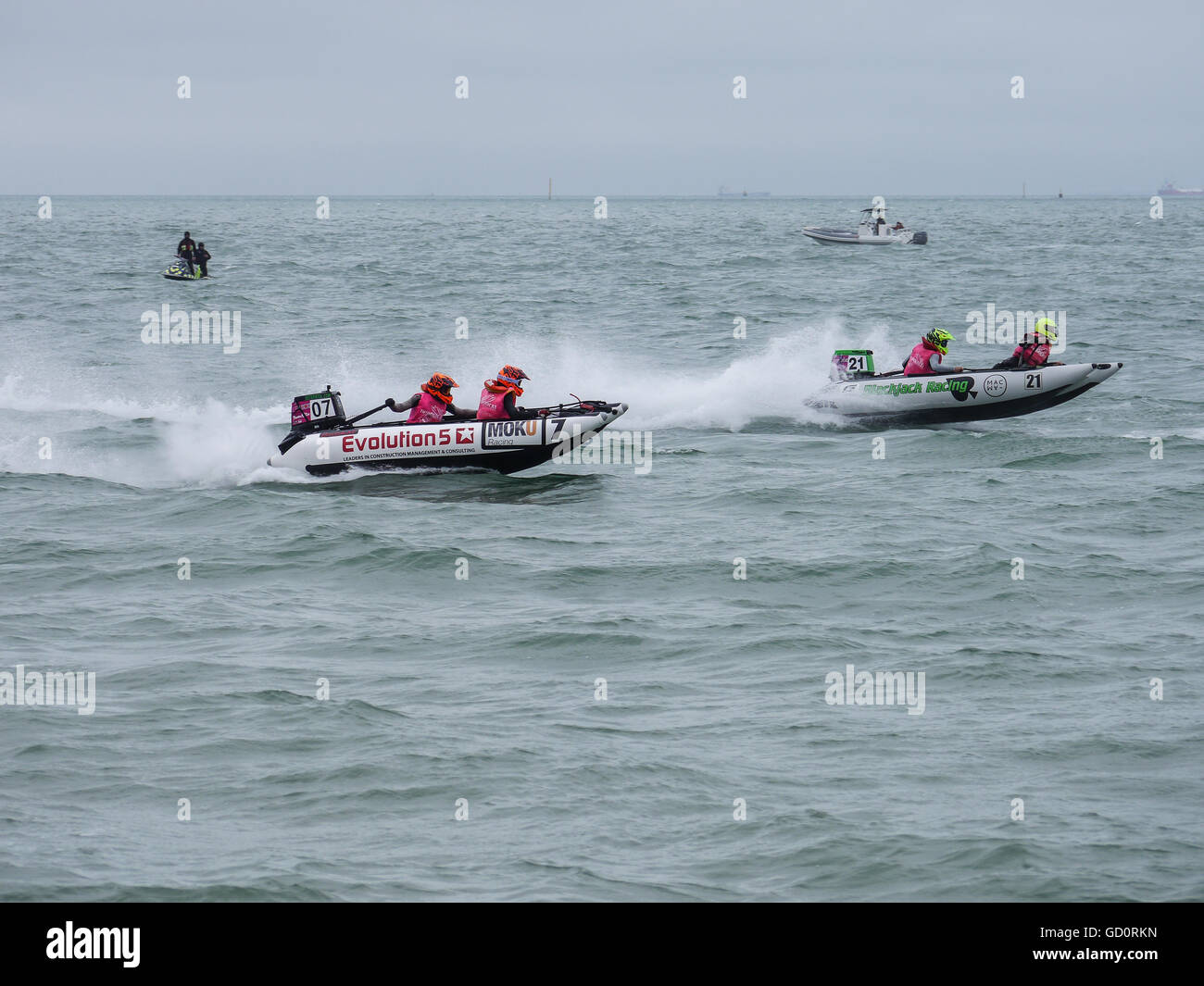 Portsmouth, Hampshire, Royaume-Uni. 10 juillet 2016. Deux catamarans gonflables rigides pour la position de course lors de la ronde 8 de la course en série Cosmocats Southsea. Crédit : Simon Evans/Alamy Live News Banque D'Images