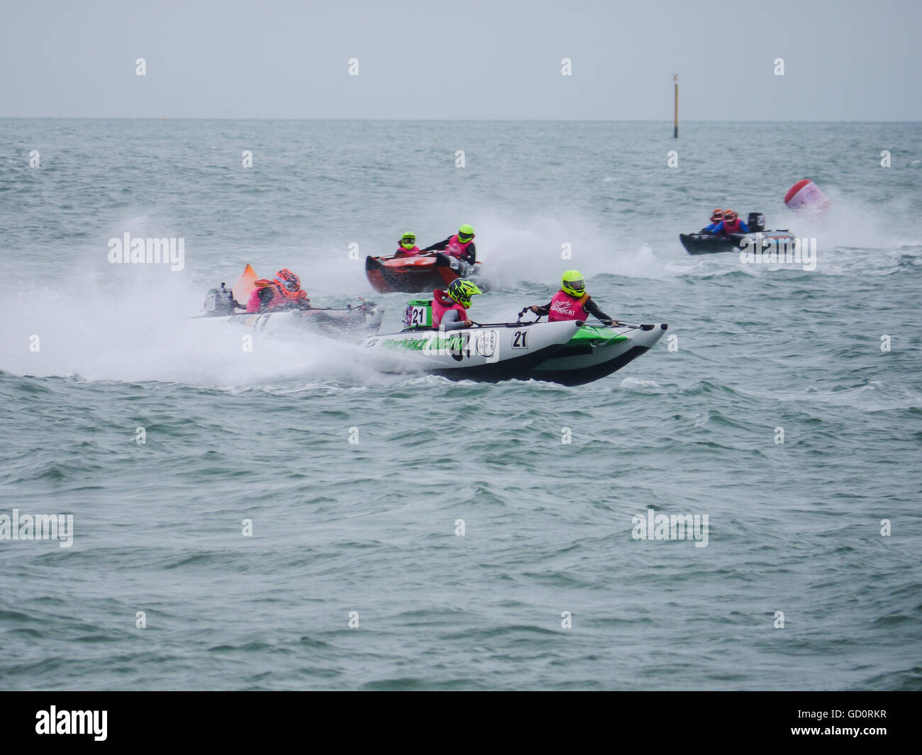Portsmouth, Hampshire, Royaume-Uni. 10 juillet 2016. Course de catamarans gonflables rigides pour la position dans le Solent, lors de la ronde 8 de la course en série Cosmocats Southsea. Crédit : Simon Evans/Alamy Live News Banque D'Images