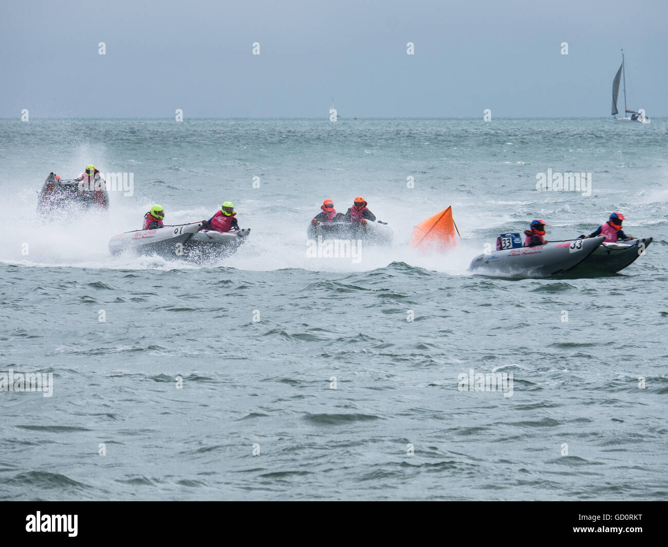 Portsmouth, Hampshire, Royaume-Uni. 10 juillet 2016. Course de catamarans gonflables rigides pour la position dans le Solent, lors de la ronde 8 de la course en série Cosmocats Southsea. Crédit : Simon Evans/Alamy Live News Banque D'Images