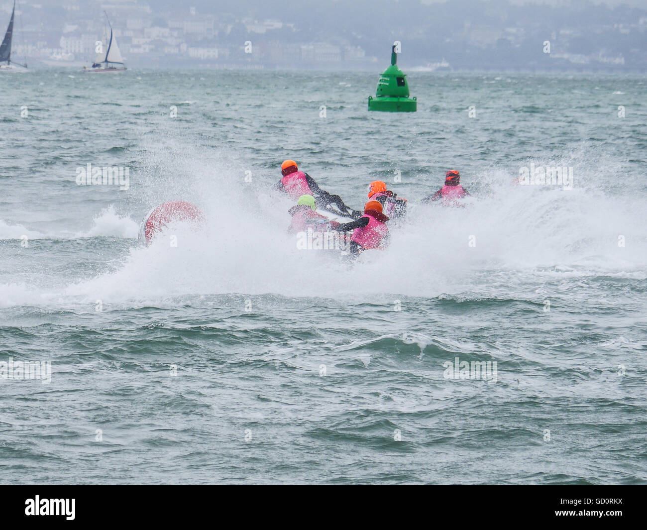 Portsmouth, Hampshire, Royaume-Uni. 10 juillet 2016. Course de catamarans gonflables rigides pour la position dans le Solent, lors de la ronde 8 de la course en série Cosmocats Southsea. Crédit : Simon Evans/Alamy Live News Banque D'Images