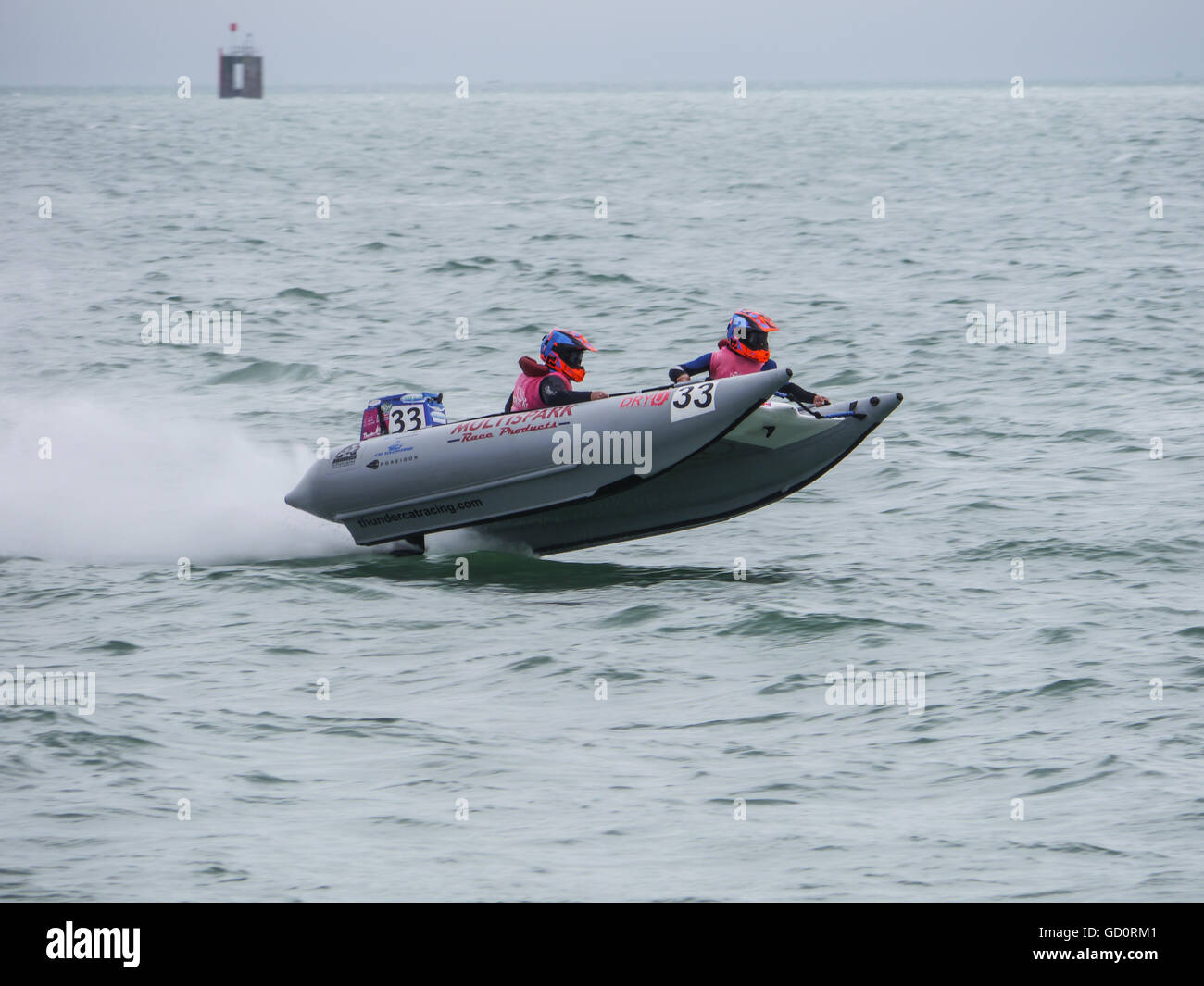 Portsmouth, Hampshire, Royaume-Uni. 10 juillet 2016. Un catamaran gonflable rigide courses dans le Solent, lors de la ronde 8 de la course en série Cosmocats Southsea. Crédit : Simon Evans/Alamy Live News Banque D'Images