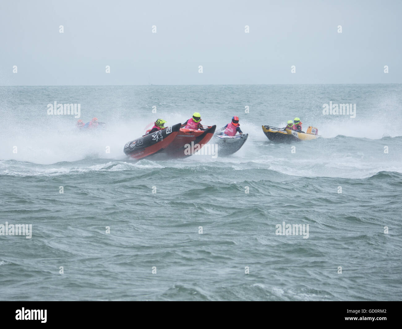 Portsmouth, Hampshire, Royaume-Uni. 10 juillet 2016. Course catamarans gonflables rigides dans le Solent, lors de la ronde 8 de la course en série Cosmocats Southsea. Crédit : Simon Evans/Alamy Live News Banque D'Images