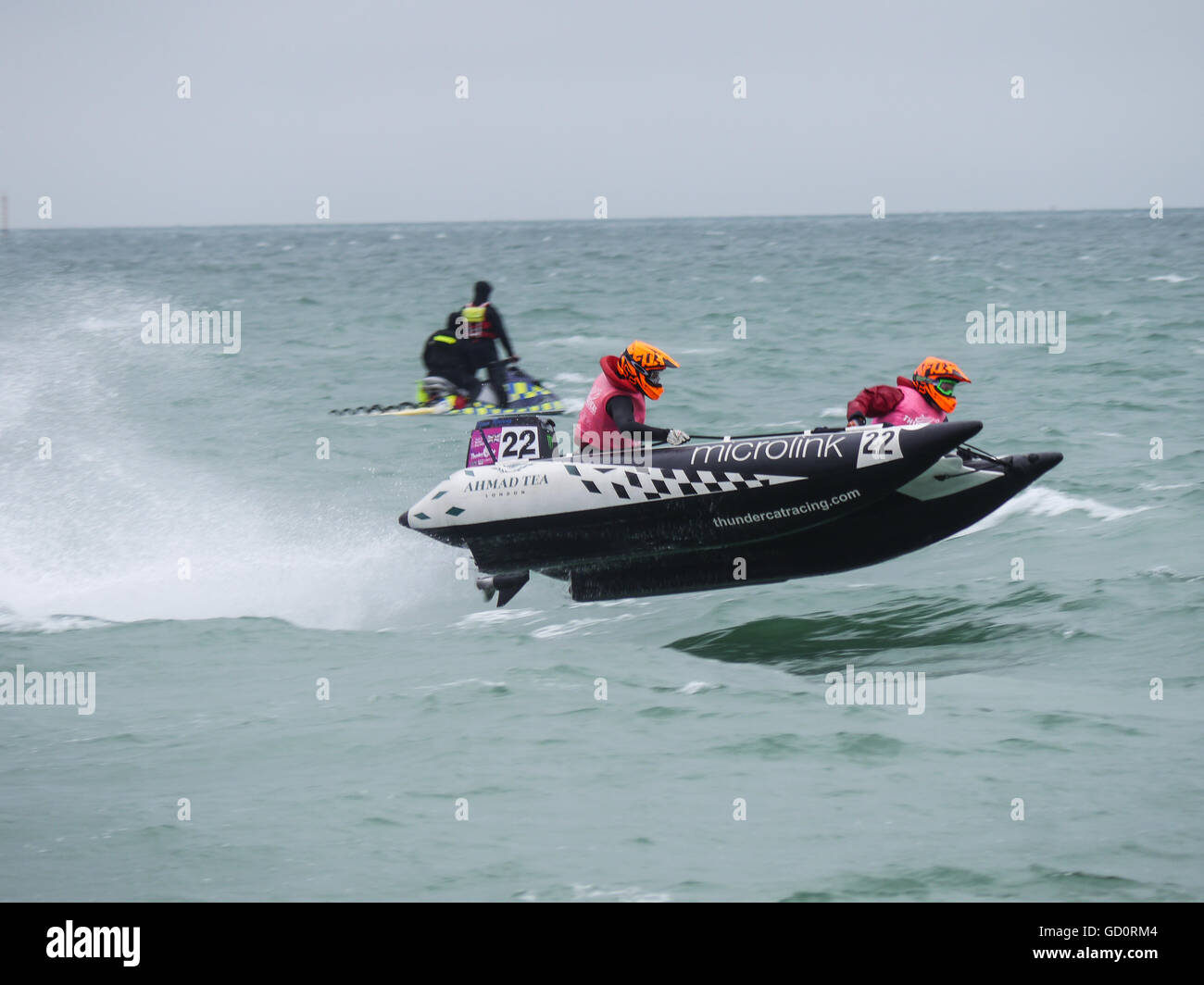 Portsmouth, Hampshire, Royaume-Uni. 10 juillet 2016. Un catamaran gonflable rigide de certains gains de temps de l'air, lors de la ronde 8 de la course en série Cosmocats Southsea. Crédit : Simon Evans/Alamy Live News Banque D'Images