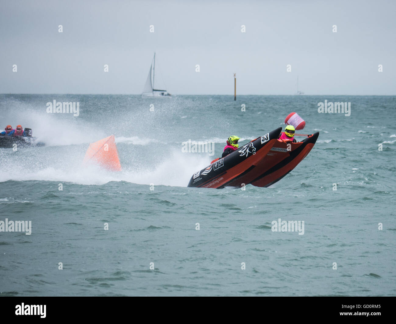 Portsmouth, Hampshire, Royaume-Uni. 10 juillet 2016. Un catamaran gonflable rigide des ascenseurs de la mer, lors de la ronde 8 de la course en série Cosmocats Southsea. Crédit : Simon Evans/Alamy Live News Banque D'Images