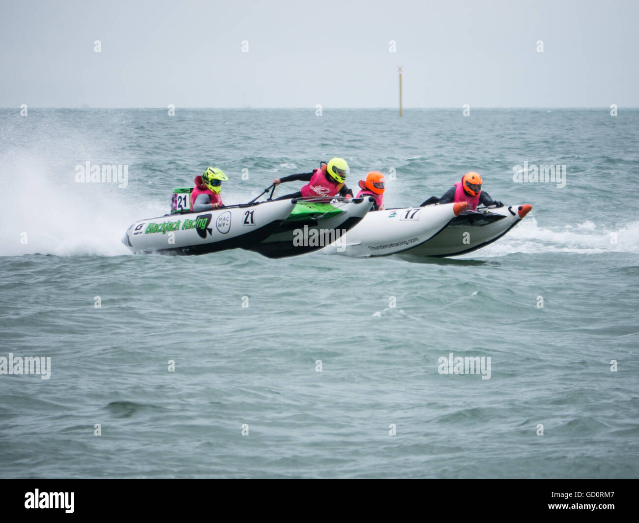Portsmouth, Hampshire, Royaume-Uni. 10 juillet 2016. Deux catamarans gonflables rigides pour la position de course, lors de la ronde 8 de la course en série Cosmocats Southsea. Crédit : Simon Evans/Alamy Live News Banque D'Images