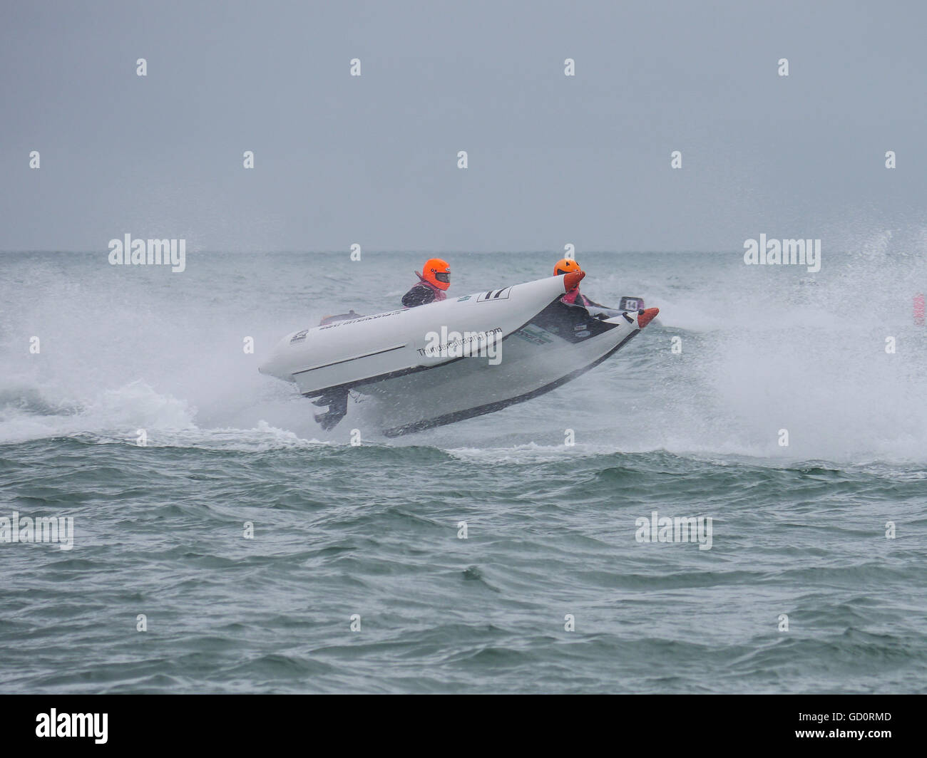 Portsmouth, Hampshire, Royaume-Uni. 10 juillet 2016. Capitaine d'un catamaran gonflable rigide pour le contrôle des batailles contre des vents forts, lors de la ronde 8 de la course en série Cosmocats Southsea. Crédit : Simon Evans/Alamy Live News Banque D'Images